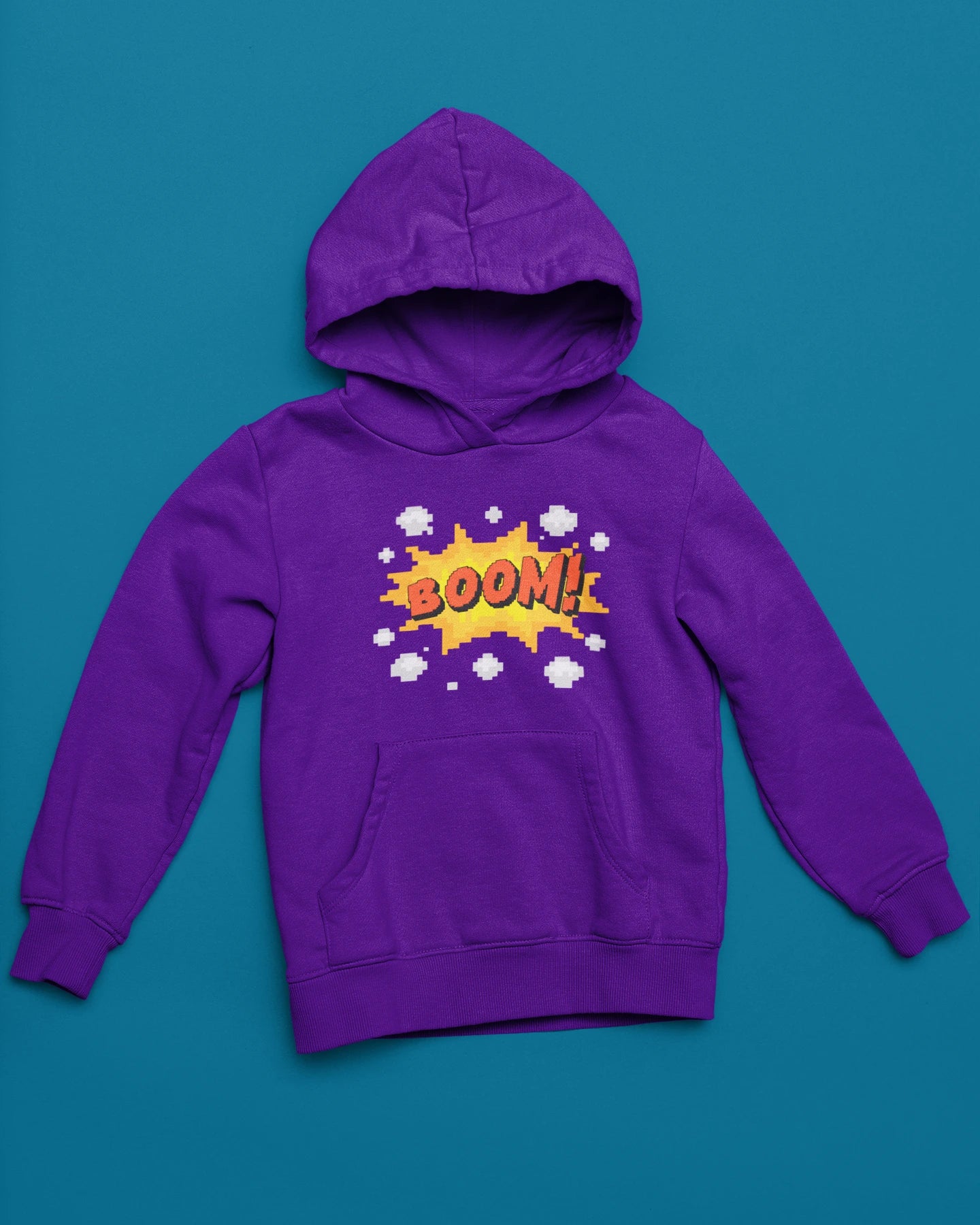 BOOM! – Pixel Explosion Hoodie – lila Hoodie als flatlay-Mockup, modernes Gaming-Design und hochwertiges Produktfoto.