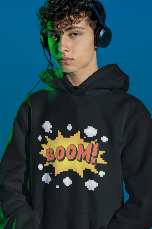 BOOM! – Pixel Explosion Hoodie – schwarz Hoodie als maennlich-Mockup, modernes Gaming-Design und hochwertiges Produktfoto.