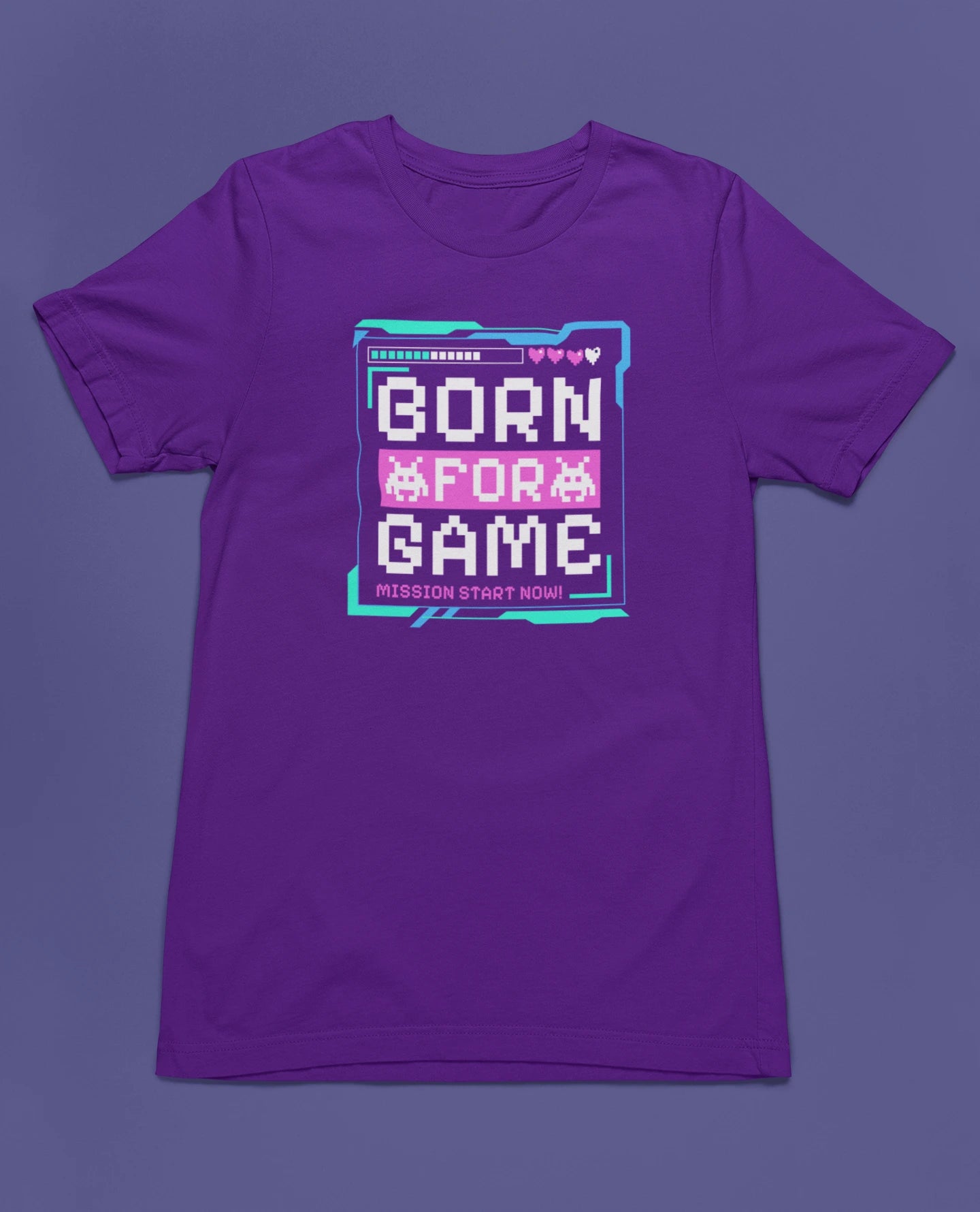 Born for Game – Retro 8-Bit T-Shirt für Gamer – lila T-Shirt als flatlay-Mockup, modernes Gaming-Design und hochwertiges Produktfoto.