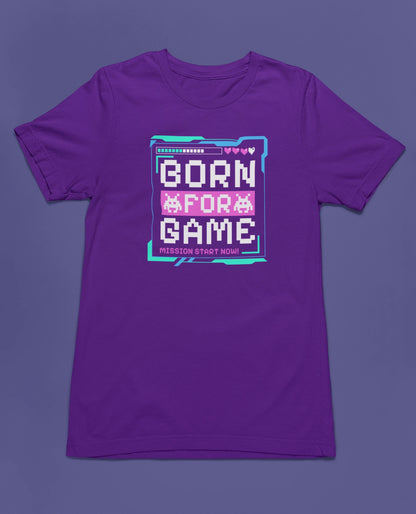 Born for Game – Retro 8-Bit T-Shirt für Gamer – lila T-Shirt als flatlay-Mockup, modernes Gaming-Design und hochwertiges Produktfoto.