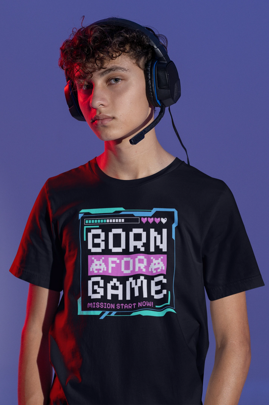 Born for Game – Retro 8-Bit T-Shirt für Gamer – schwarz T-Shirt als maennlich-Mockup, modernes Gaming-Design und hochwertiges Produktfoto.