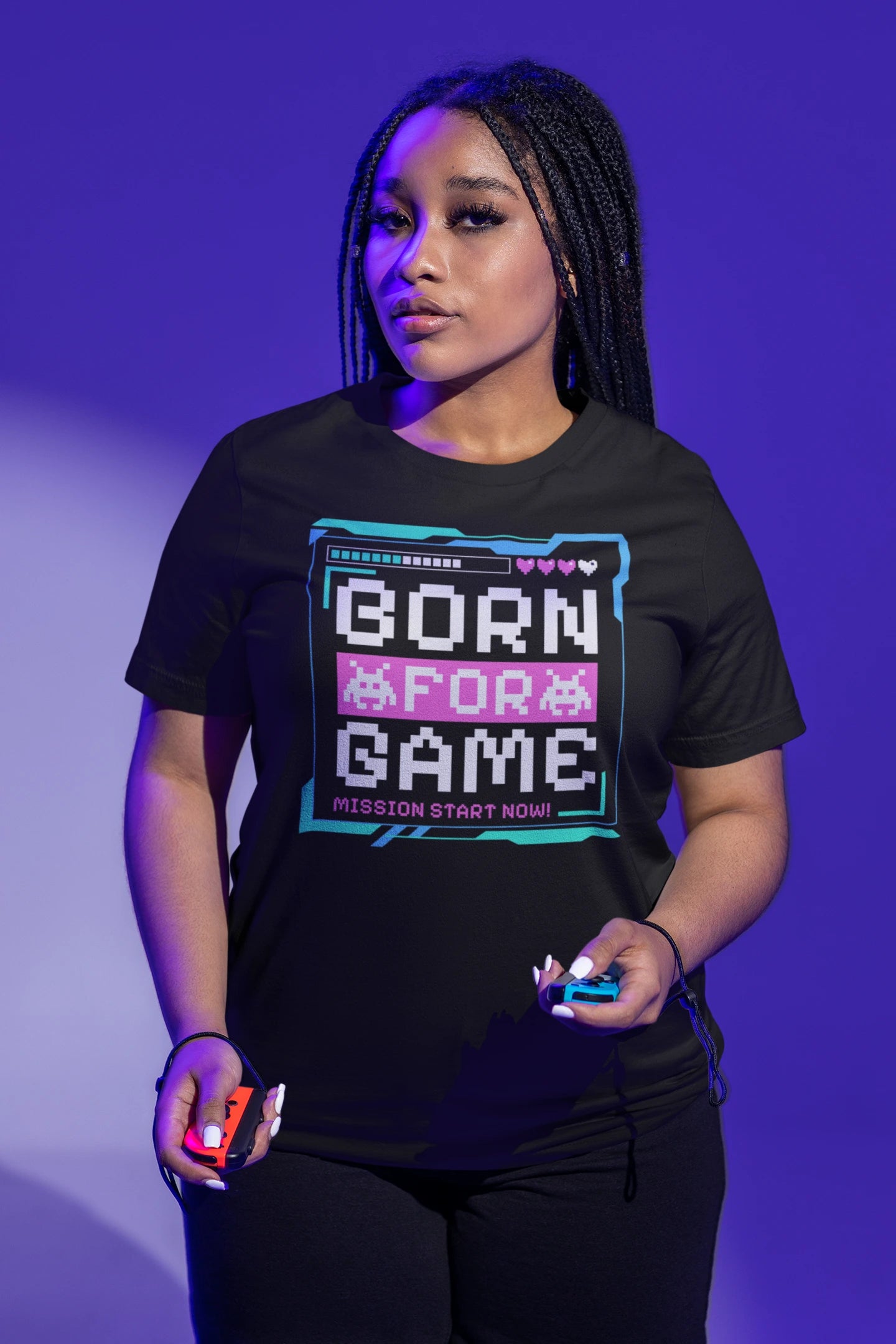 Born for Game – Retro 8-Bit T-Shirt für Gamer – schwarz T-Shirt als weiblich-Mockup, modernes Gaming-Design und hochwertiges Produktfoto.