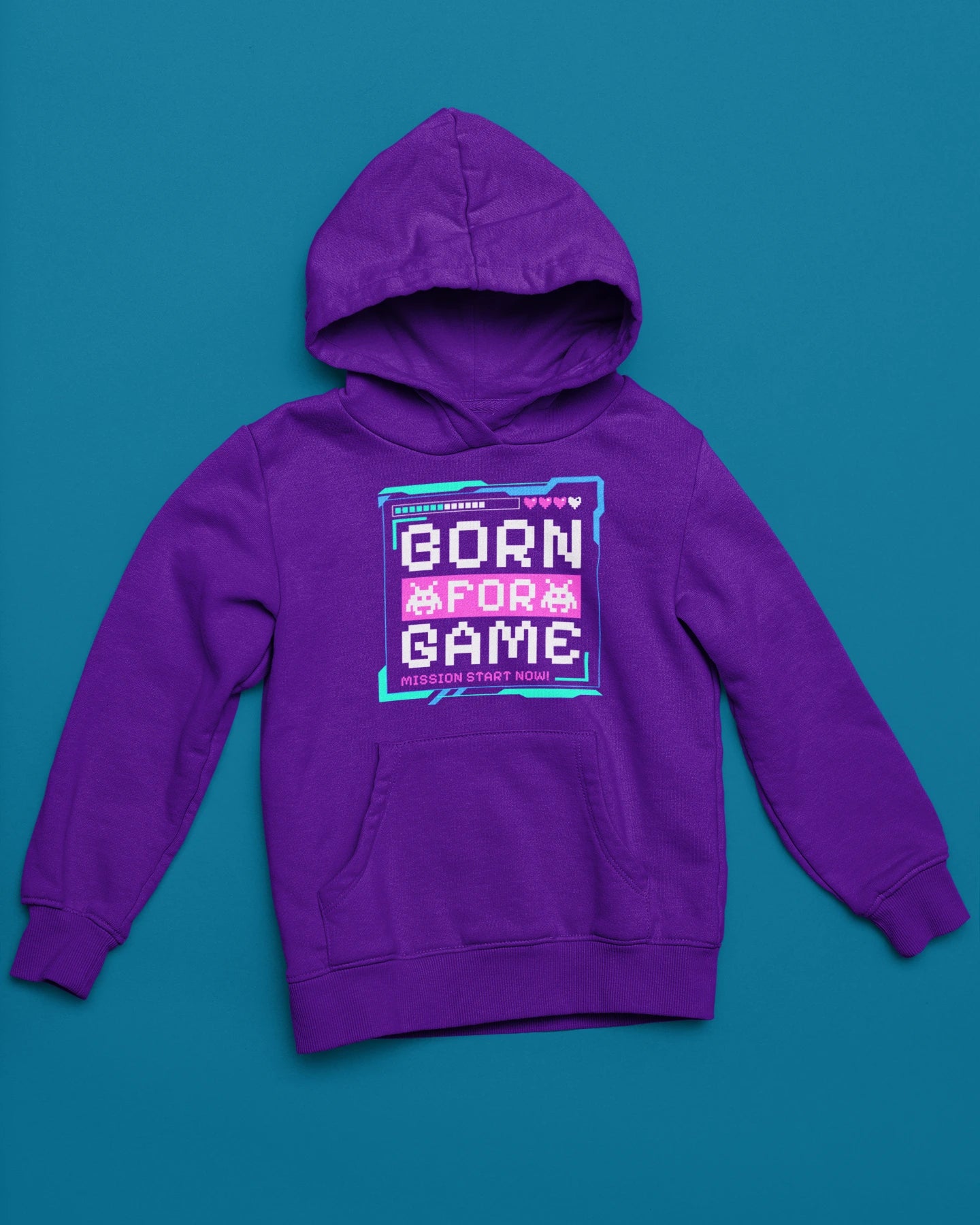 Born For Game – Retro Pixel Arcade Hoodie – lila Hoodie als flatlay-Mockup, modernes Gaming-Design und hochwertiges Produktfoto.