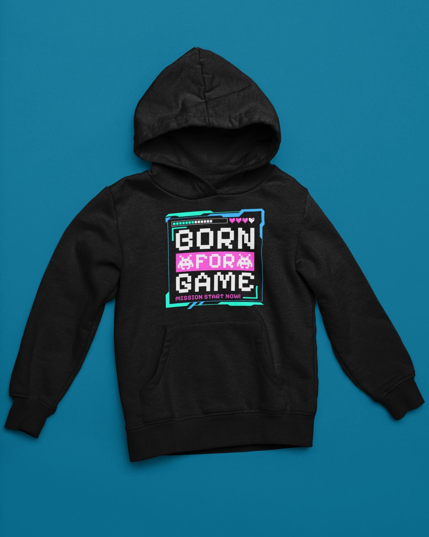 Born For Game – Retro Pixel Arcade Hoodie – schwarz Hoodie als flatlay-Mockup, modernes Gaming-Design und hochwertiges Produktfoto.