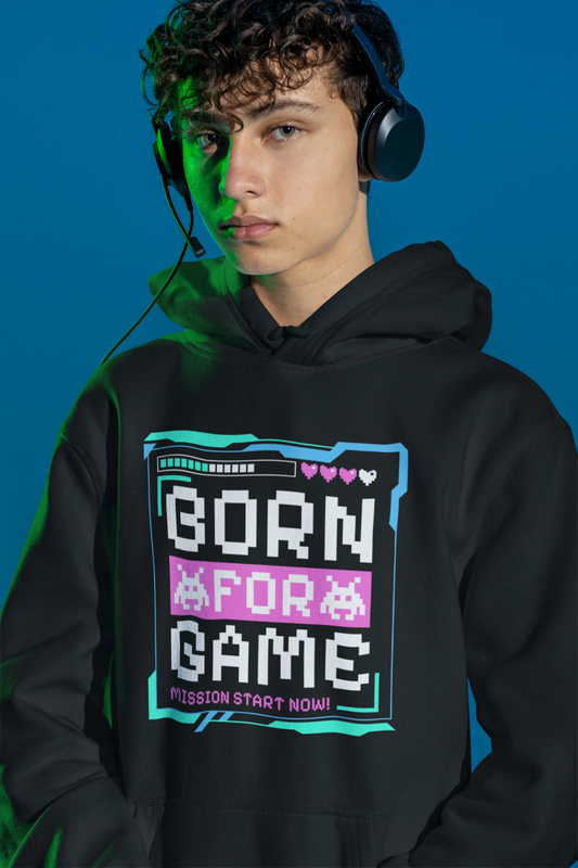 Born For Game – Retro Pixel Arcade Hoodie – schwarz Hoodie als maennlich-Mockup, modernes Gaming-Design und hochwertiges Produktfoto.