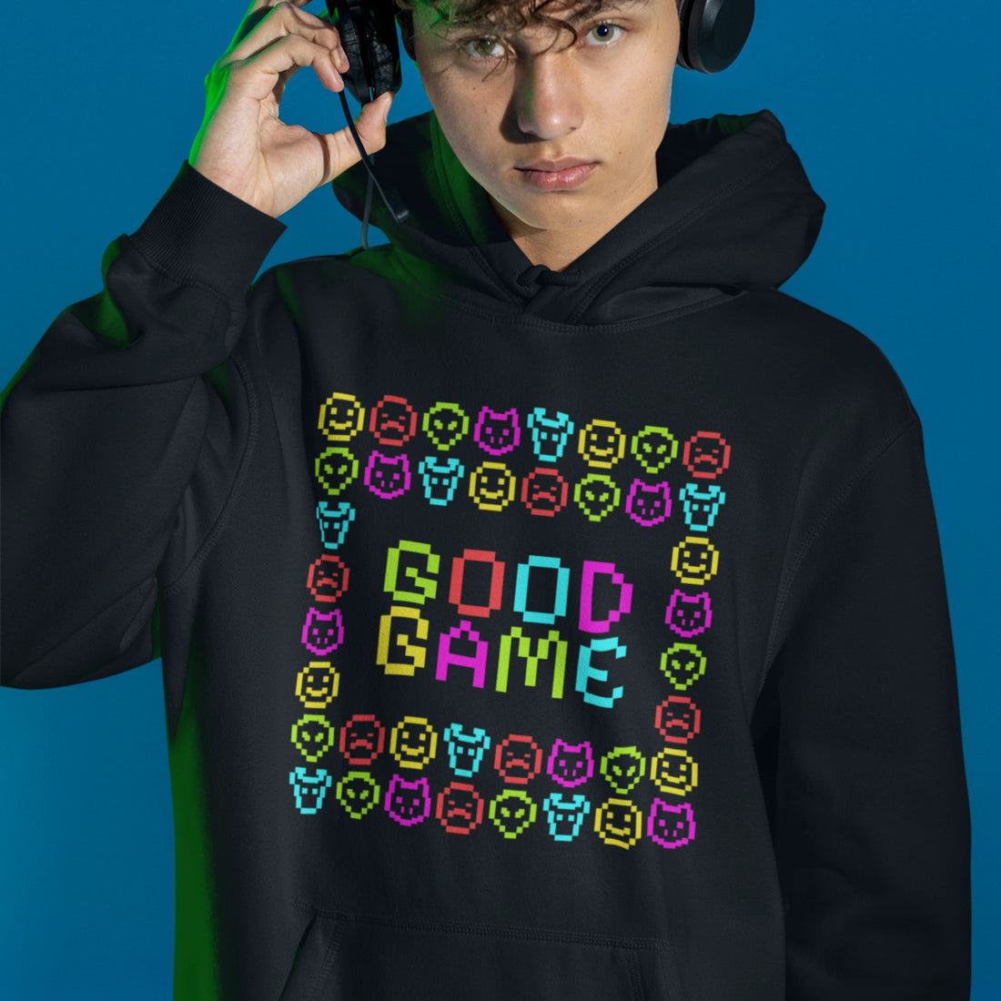 Bunter Gamer Hoodie - Good Game in schwarz – Unisex Gaming Hoodie im Nerd & Streetwear Style, getragen von männlichen Model