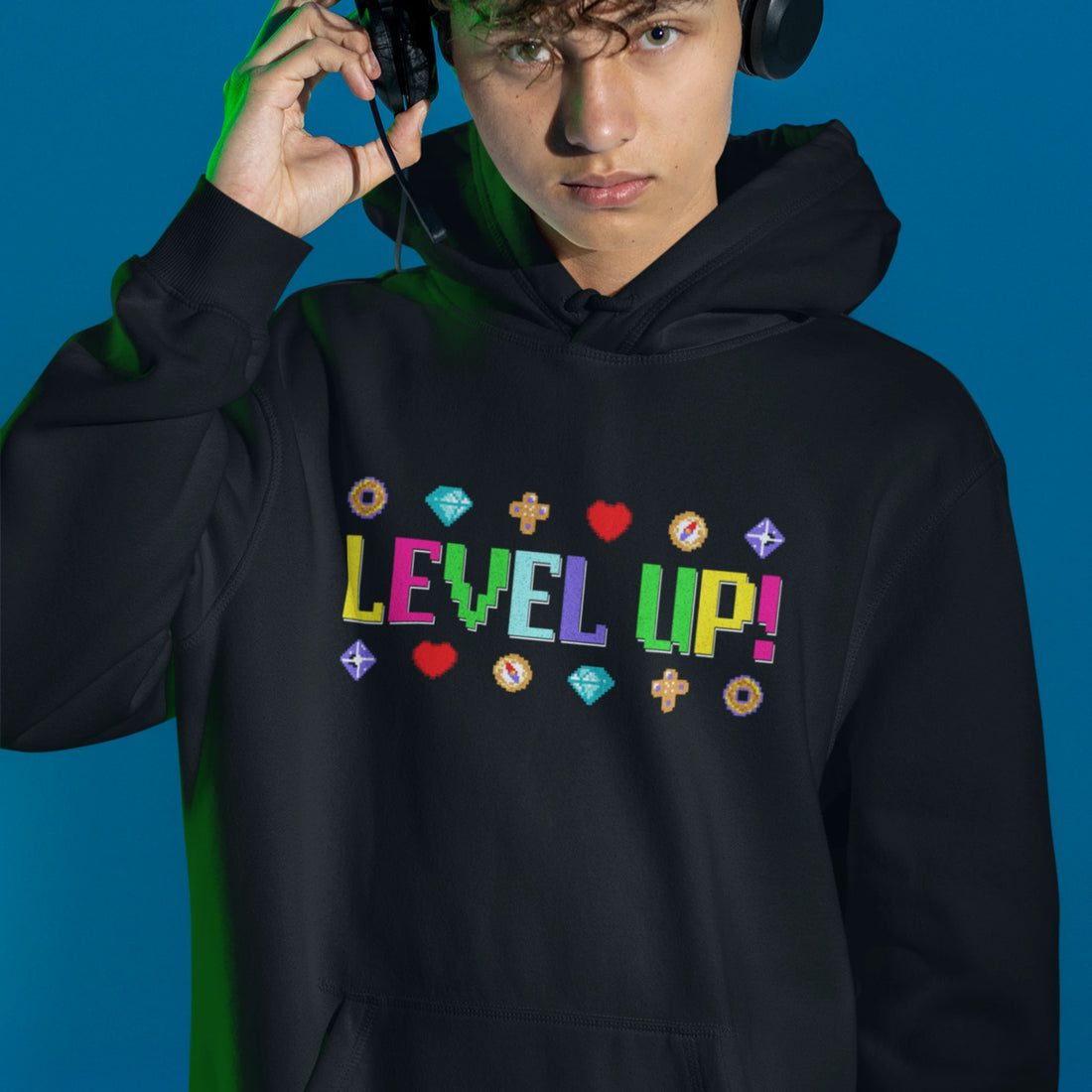 Bunter Gamer Hoodie - Level Up! in schwarz – Unisex Gaming Hoodie im Nerd & Streetwear Style, getragen von männlichen Model