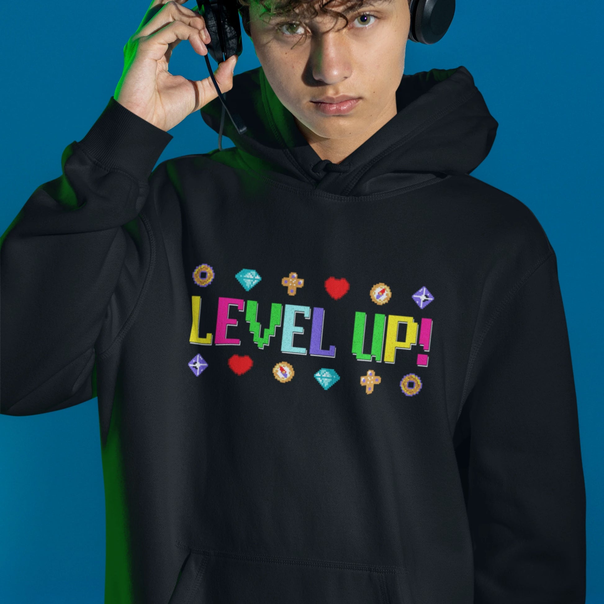 Bunter Gamer Hoodie - Level Up! in schwarz – Unisex Gaming Hoodie im Nerd & Streetwear Style, getragen von männlichen Model