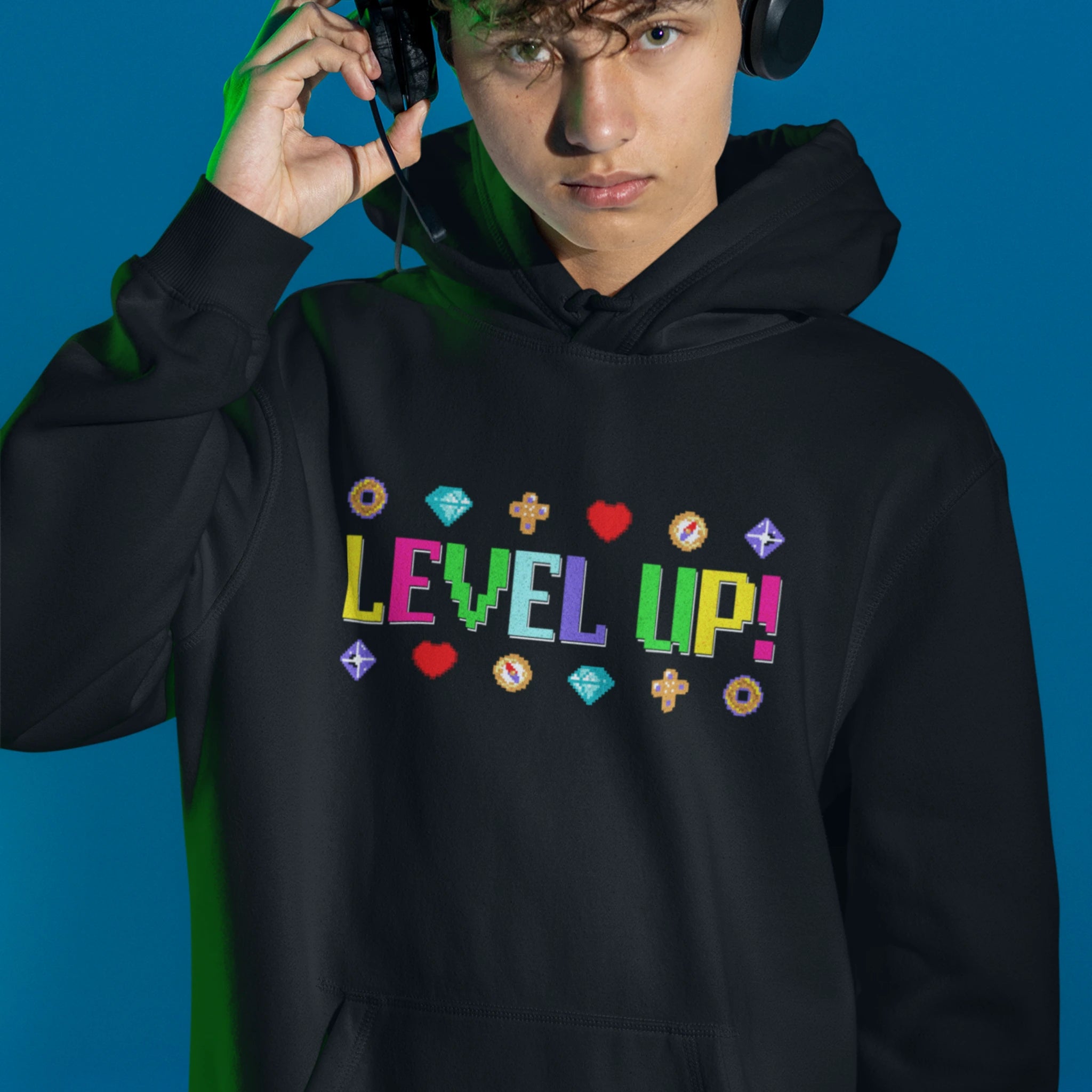 Bunter Gamer Hoodie - Level Up! in schwarz – Unisex Gaming Hoodie im Nerd & Streetwear Style, getragen von männlichen Model