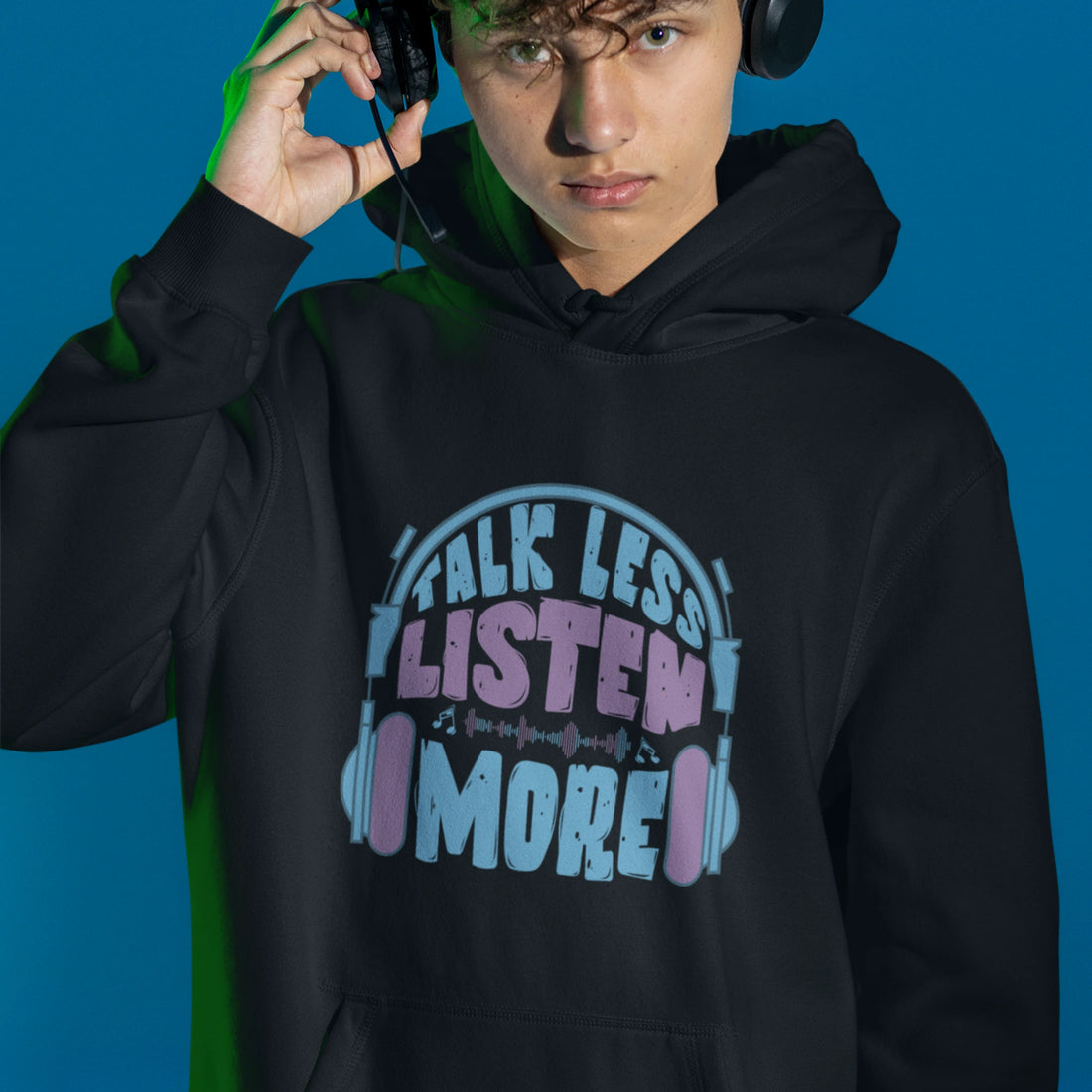 Chill Hoodie - Talk Less Listen More in schwarz – Unisex Gaming Hoodie im Nerd & Streetwear Style, getragen von männlichen Model