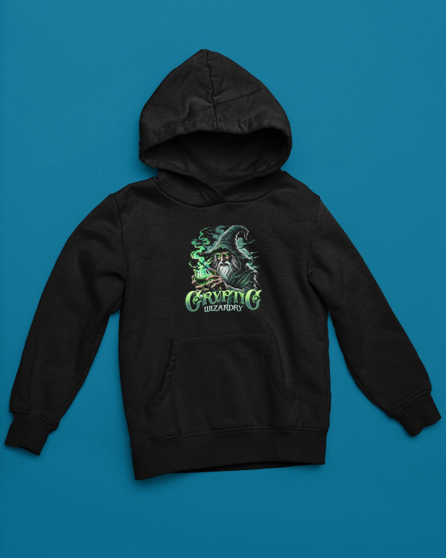 Cryptic Wizardry Hoodie – Mystischer Zauberer mit Gruenleuchtender Magie – schwarz Hoodie als flatlay-Mockup, modernes Gaming-Design und hochwertiges Produktfoto.