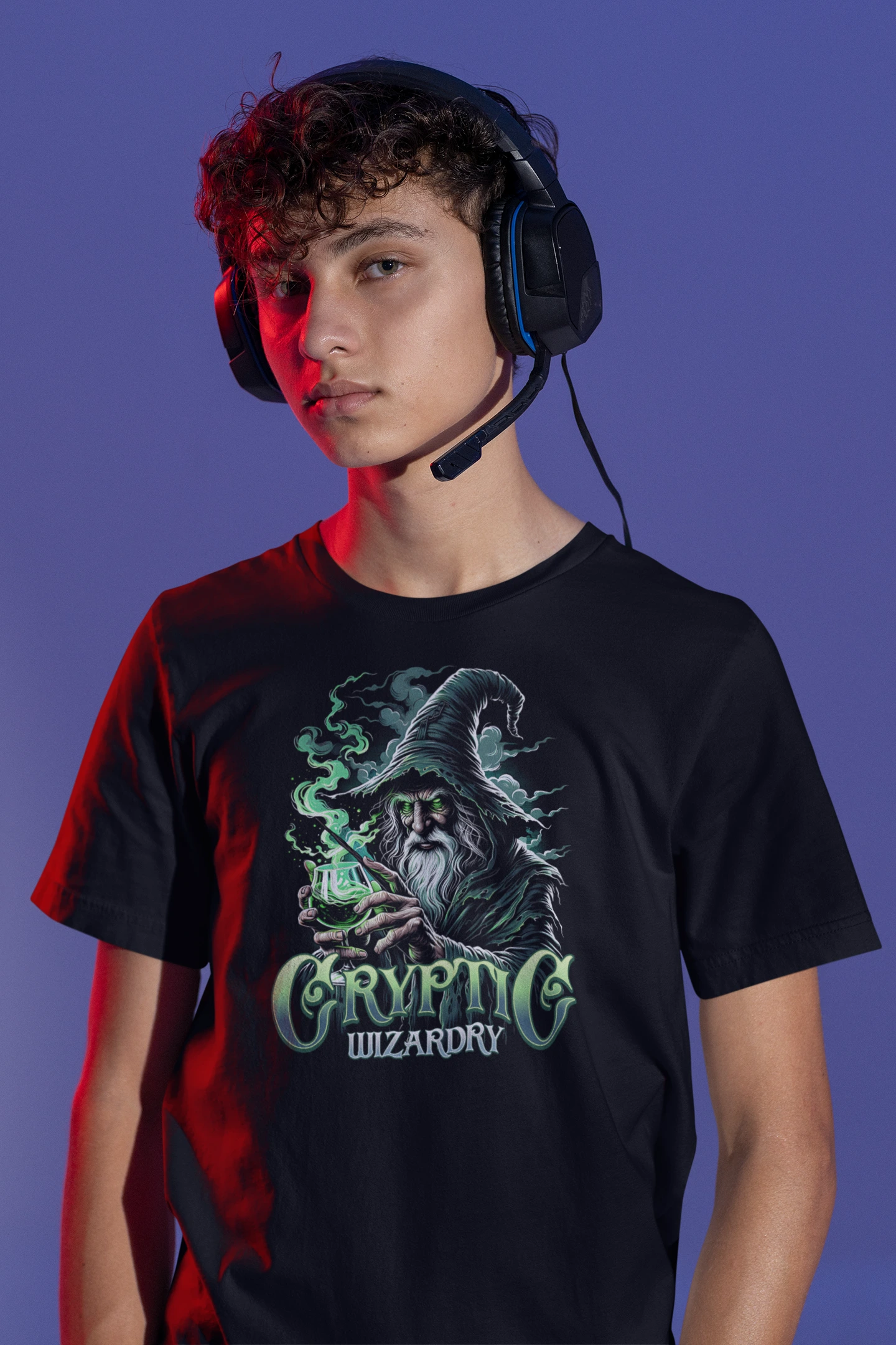 Cryptic Wizardry | Magier Fantasy T-Shirt für Gamer & Mystik-Fans – schwarz T-Shirt als maennlich-Mockup, modernes Gaming-Design und hochwertiges Produktfoto.