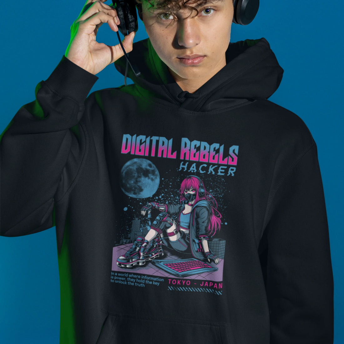 Cyberpunk Hoodie - Digital Rebels in schwarz – Unisex Gaming Hoodie im Nerd & Streetwear Style, getragen von männlichen Model
