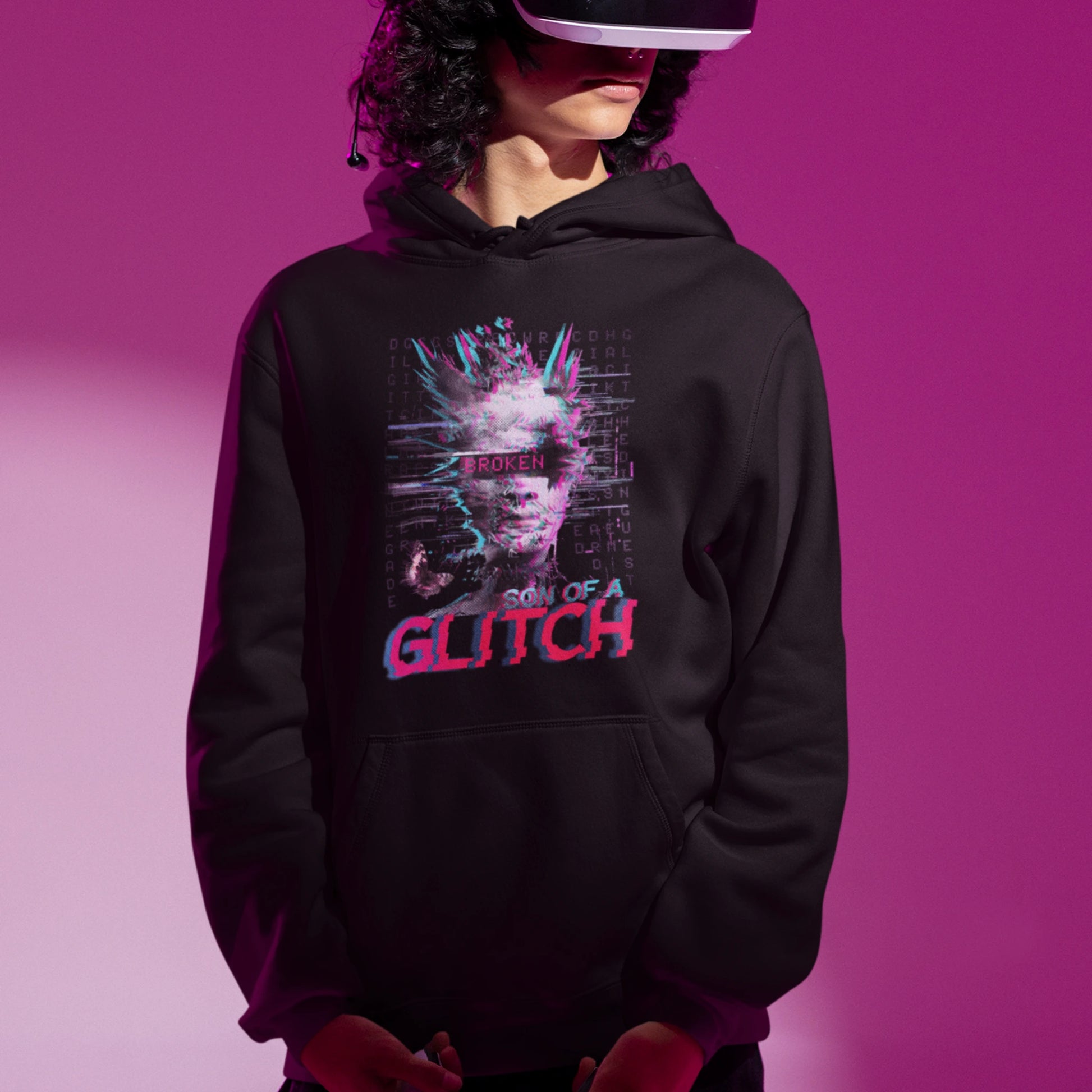 Cyberpunk Hoodie - Son of a Glitch in schwarz – Unisex Gaming Hoodie im Nerd & Streetwear Style, getragen von männlichen Model