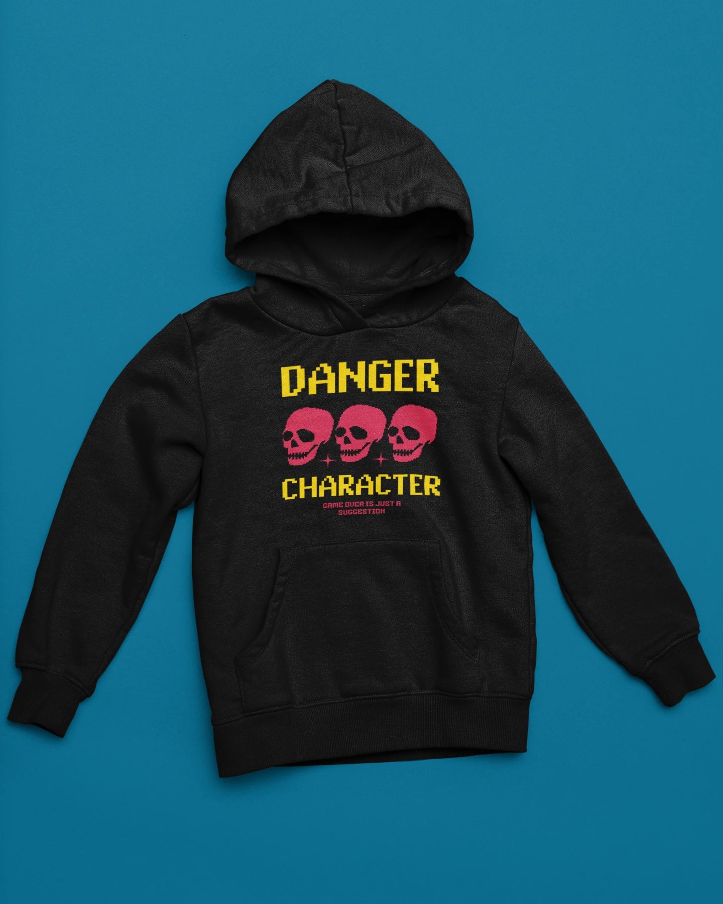 Danger Character Hoodie – Retro Pixel Skull Design – schwarz Hoodie als flatlay-Mockup, modernes Gaming-Design und hochwertiges Produktfoto.