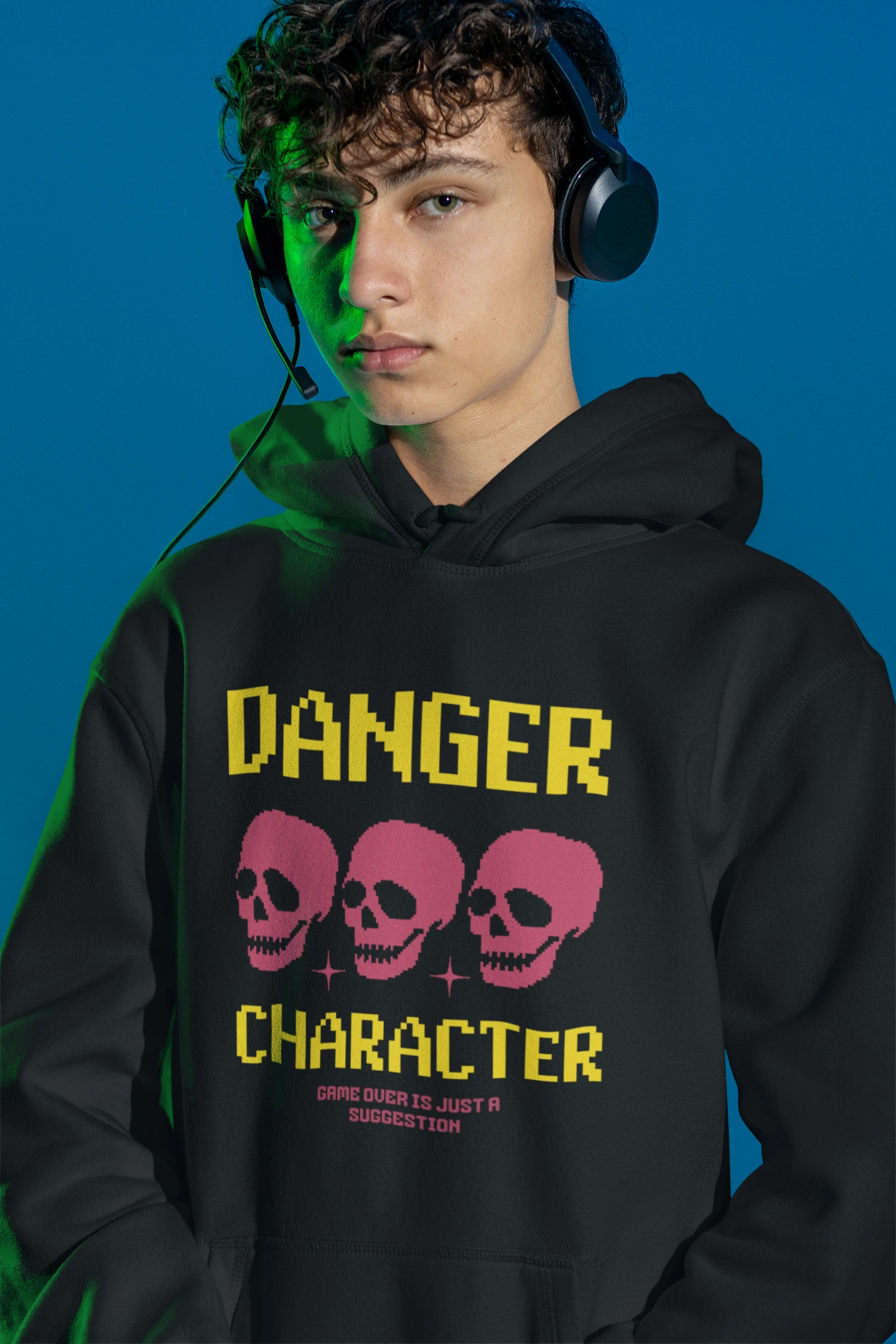 Danger Character Hoodie – Retro Pixel Skull Design – schwarz Hoodie als maennlich-Mockup, modernes Gaming-Design und hochwertiges Produktfoto.