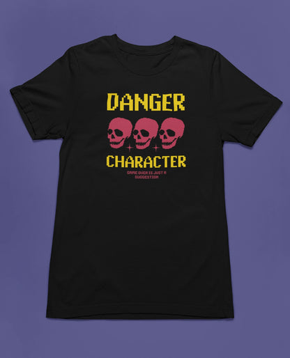 Danger Character | Pixel T-Shirt für Gamer mit dunklem Humor – schwarz T-Shirt als flatlay-Mockup, modernes Gaming-Design und hochwertiges Produktfoto.