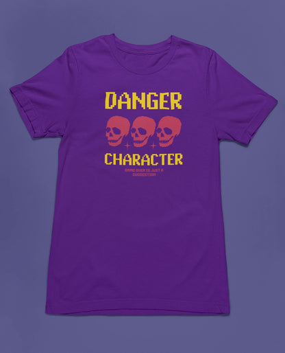 Danger Character | Pixel T-Shirt für Gamer mit dunklem Humor – lila T-Shirt als flatlay-Mockup, modernes Gaming-Design und hochwertiges Produktfoto.