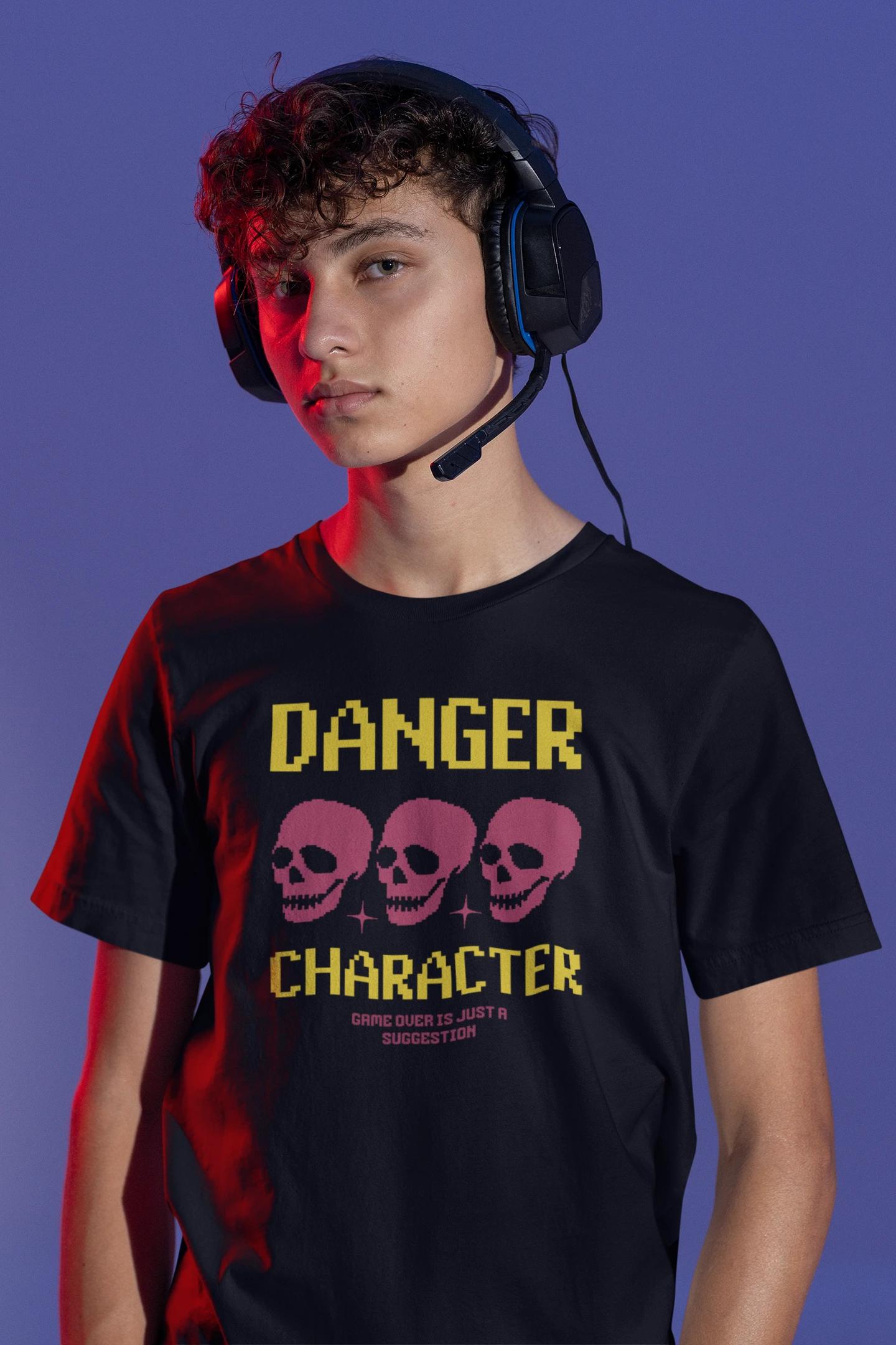Danger Character | Pixel T-Shirt für Gamer mit dunklem Humor – schwarz T-Shirt als maennlich-Mockup, modernes Gaming-Design und hochwertiges Produktfoto.