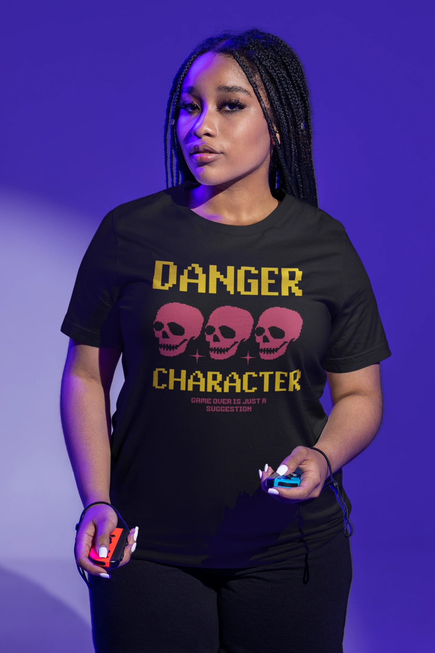Danger Character | Pixel T-Shirt für Gamer mit dunklem Humor – schwarz T-Shirt als weiblich-Mockup, modernes Gaming-Design und hochwertiges Produktfoto.