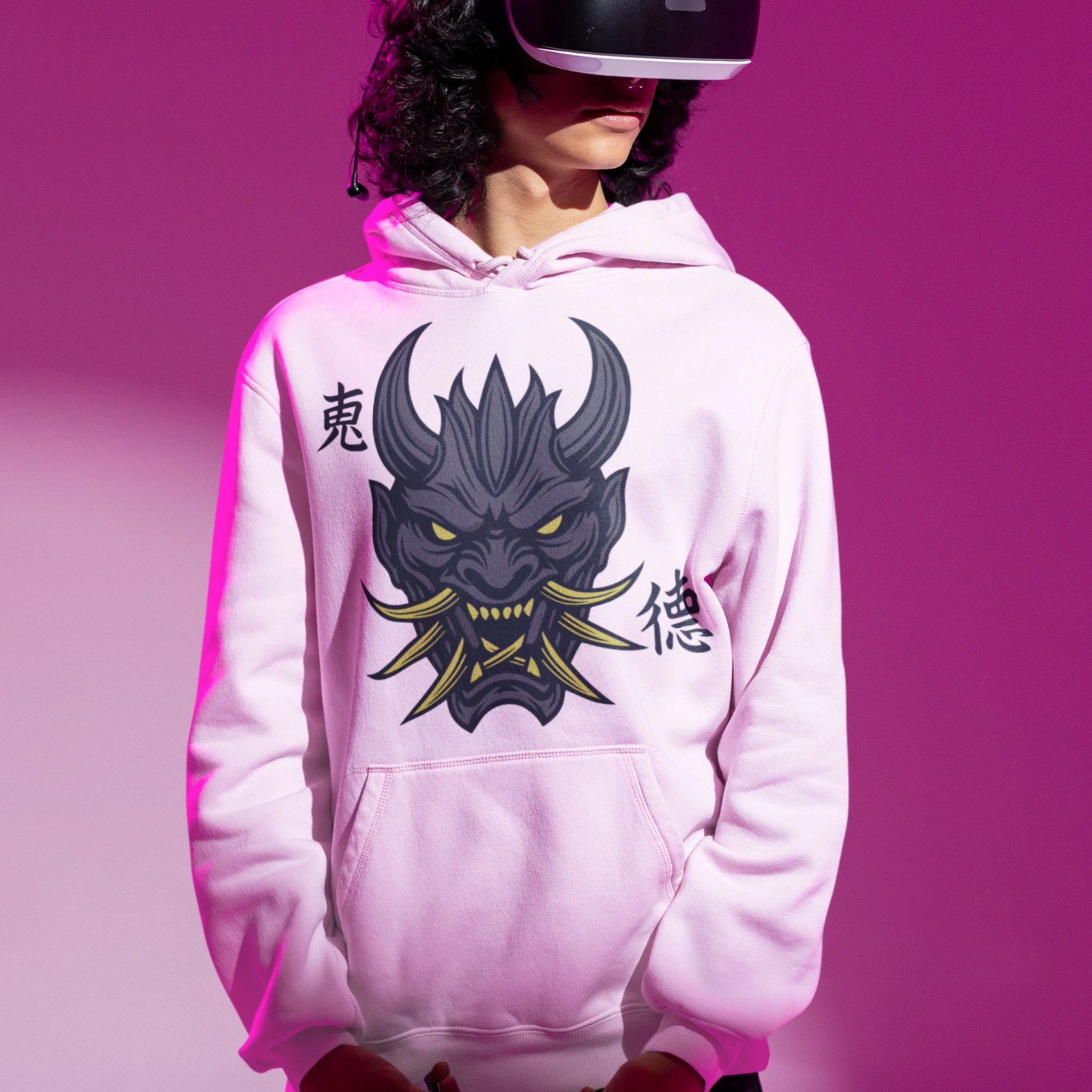 Dark Anime Hoodie - Oni Mask weiss – Gaming Hoodie getragen von maennlichem Model mit Dark Anime  Oni Mask Print