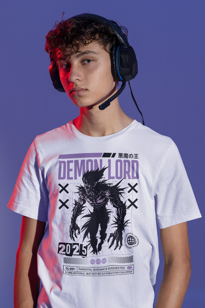Demon Lord | Dark Fantasy T-Shirt für Gamer & Retro-Fans – weiss T-Shirt als maennlich-Mockup, modernes Gaming-Design und hochwertiges Produktfoto.