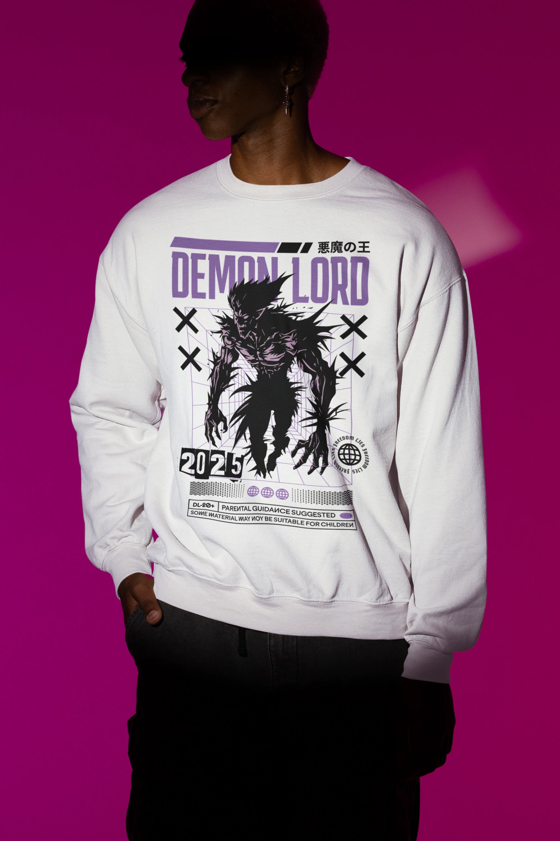 Demon Lord | Duesterer Retro-Pullover im Cyber-Style – weiss Pullover als Maennliches Model-Mockup, hochwertiges Nerd- & Gaming-Design Produktfoto.