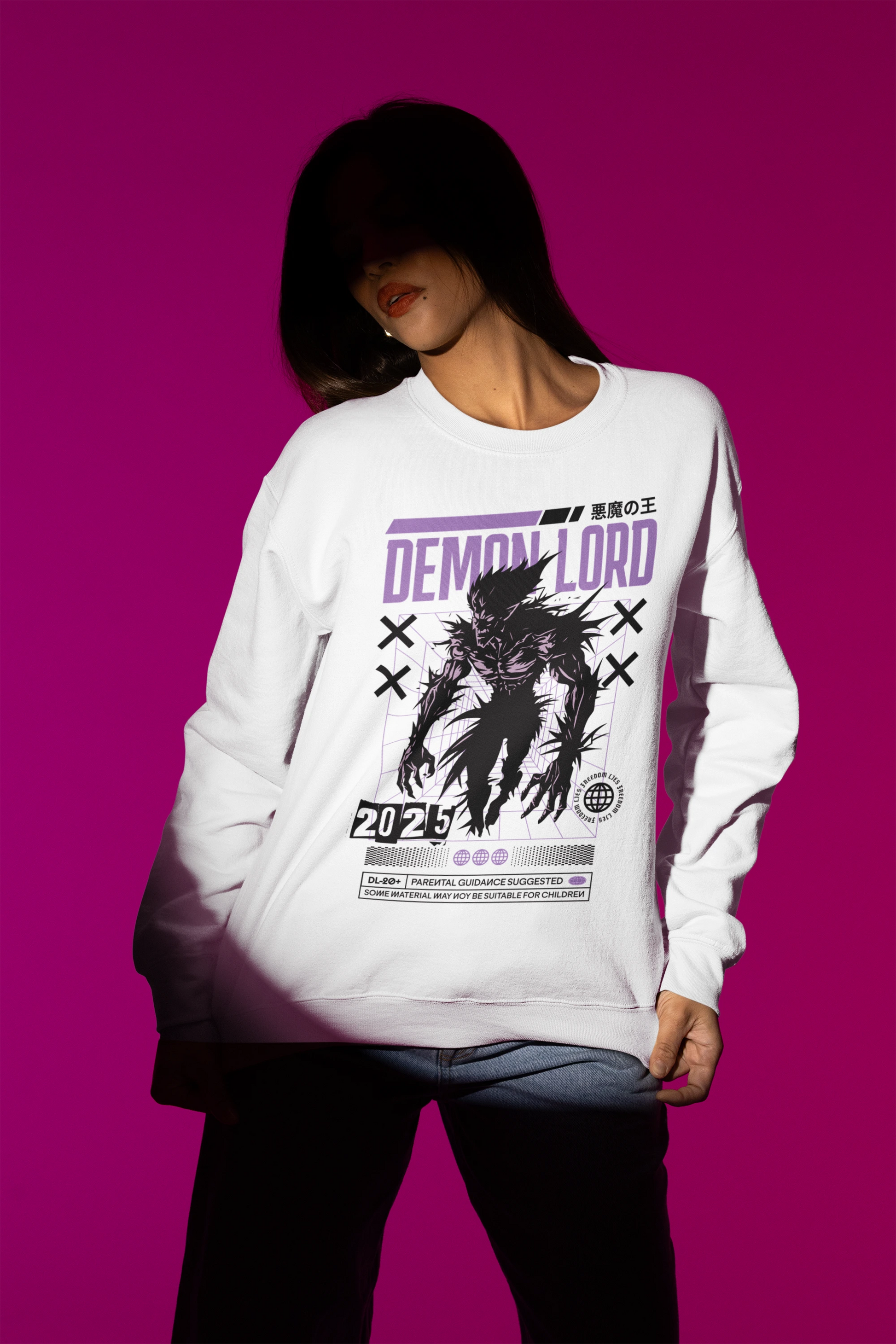 Demon Lord | Duesterer Retro-Pullover im Cyber-Style – weiss Pullover als Weibliches Model-Mockup, hochwertiges Nerd- & Gaming-Design Produktfoto.