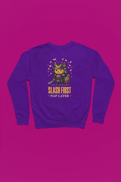 Destroy First, Nap Later – Samurai Cat Pixel Pullover – lila Pullover als Flatlay-Mockup, hochwertiges Nerd- & Gaming-Design Produktfoto.