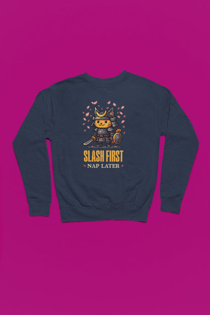 Destroy First, Nap Later – Samurai Cat Pixel Pullover – marine Pullover als Flatlay-Mockup, hochwertiges Nerd- & Gaming-Design Produktfoto.