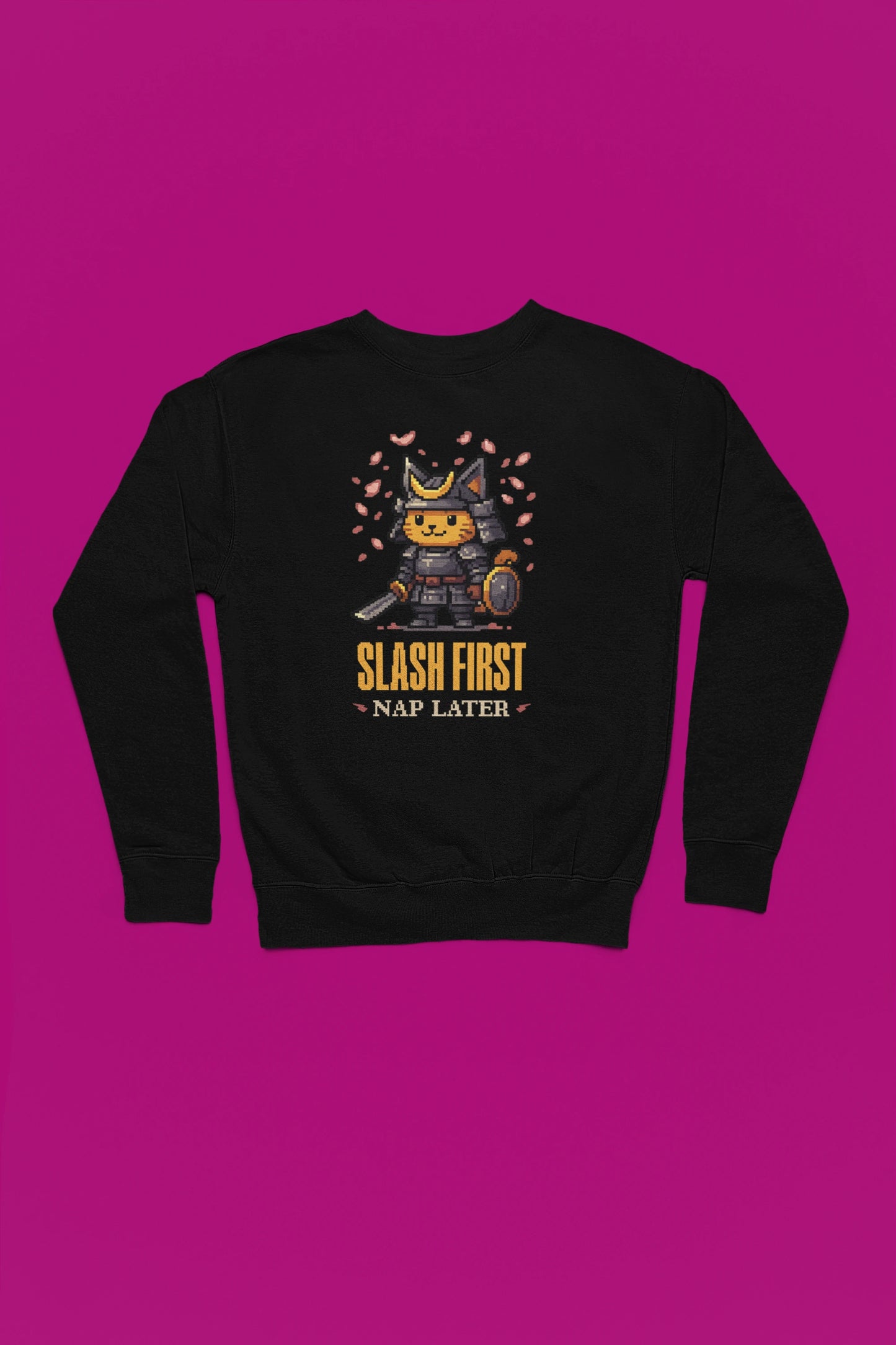 Destroy First, Nap Later – Samurai Cat Pixel Pullover – schwarz Pullover als Flatlay-Mockup, hochwertiges Nerd- & Gaming-Design Produktfoto.