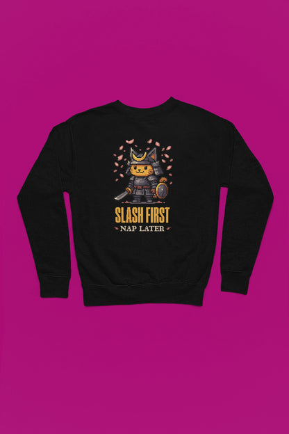 Destroy First, Nap Later – Samurai Cat Pixel Pullover – schwarz Pullover als Flatlay-Mockup, hochwertiges Nerd- & Gaming-Design Produktfoto.