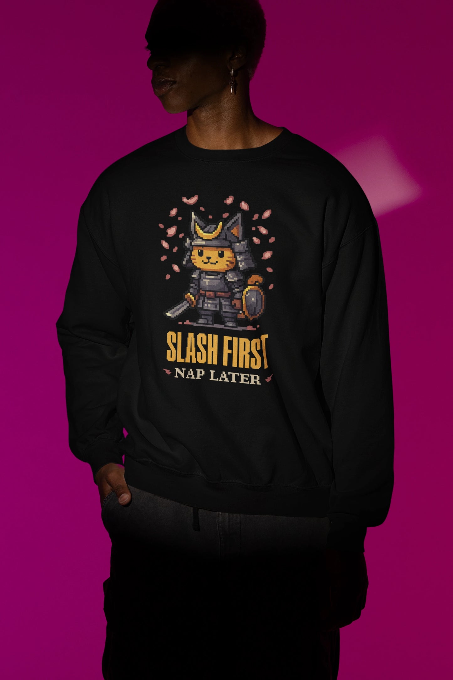 Destroy First, Nap Later – Samurai Cat Pixel Pullover – schwarz Pullover als Maennliches Model-Mockup, hochwertiges Nerd- & Gaming-Design Produktfoto.
