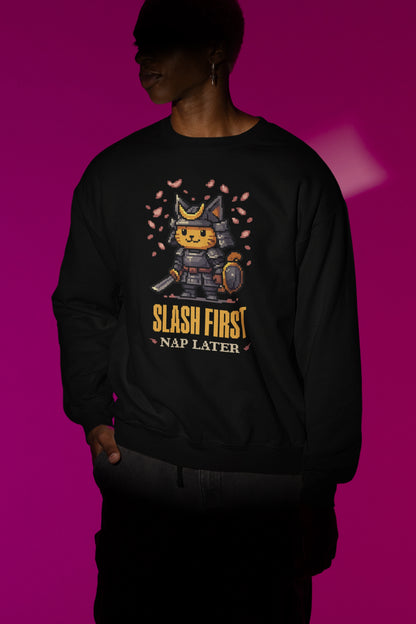 Destroy First, Nap Later – Samurai Cat Pixel Pullover – schwarz Pullover als Maennliches Model-Mockup, hochwertiges Nerd- & Gaming-Design Produktfoto.