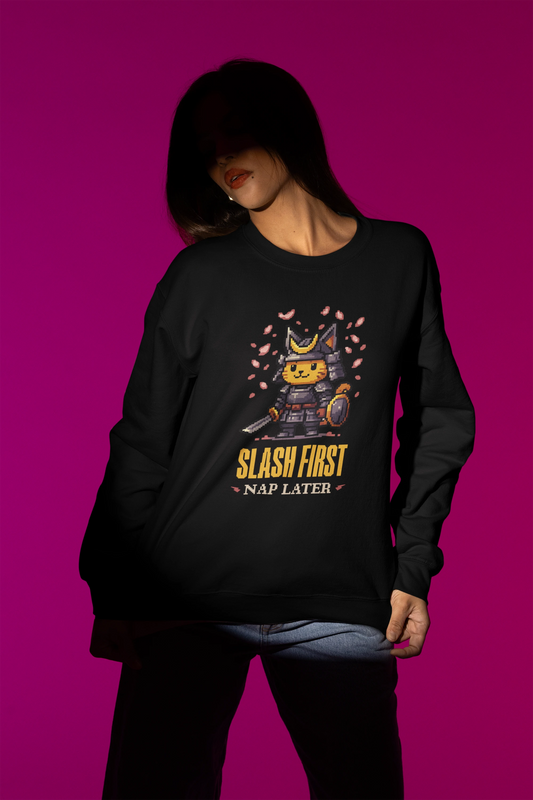 Destroy First, Nap Later – Samurai Cat Pixel Pullover – schwarz Pullover als Weibliches Model-Mockup, hochwertiges Nerd- & Gaming-Design Produktfoto.