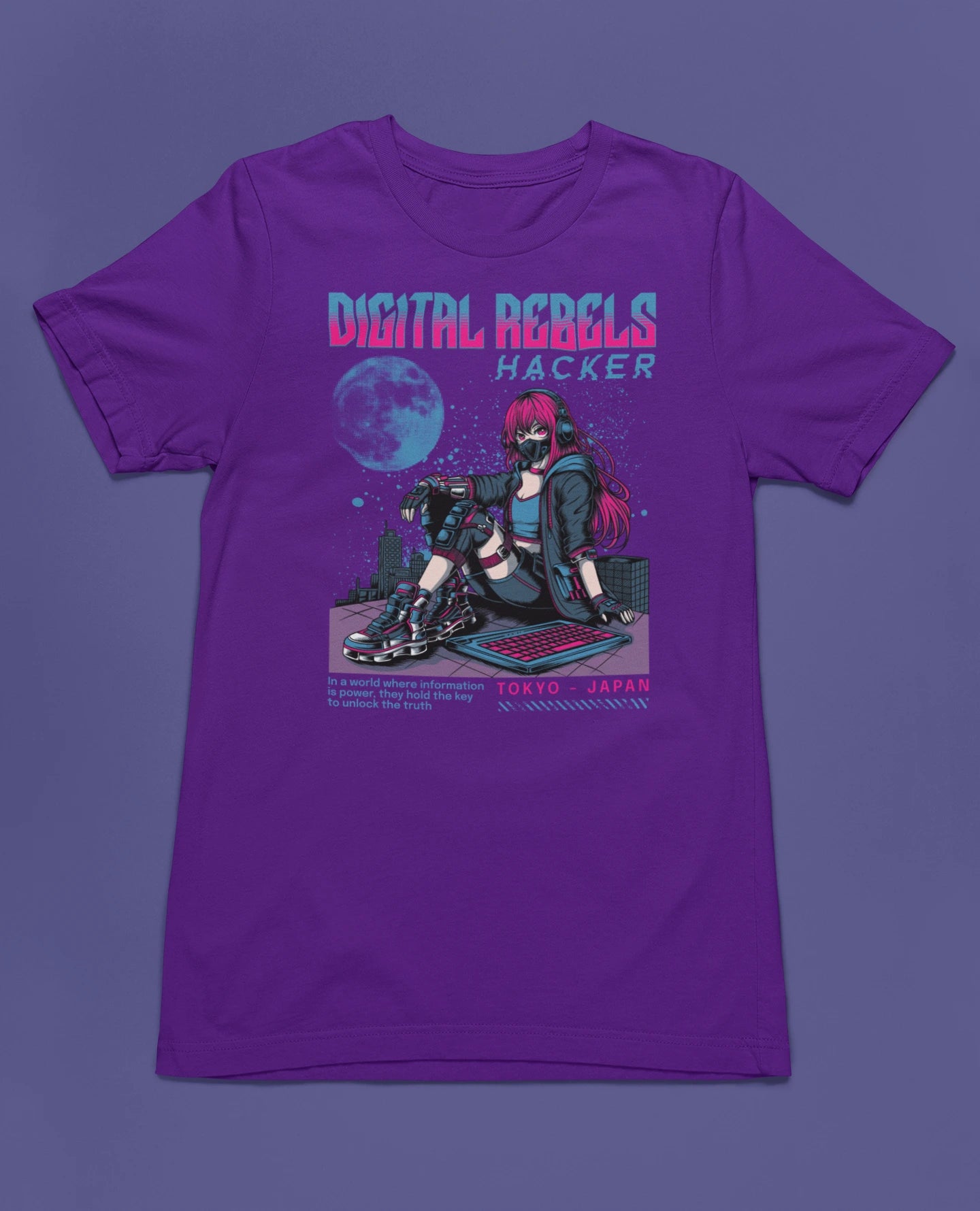 Digital Rebels – Hacker | Cyberpunk Anime T-Shirt für Gamer, Tech-Nerds & Streetwear-Fans – lila T-Shirt als flatlay-Mockup, modernes Gaming-Design und hochwertiges Produktfoto.