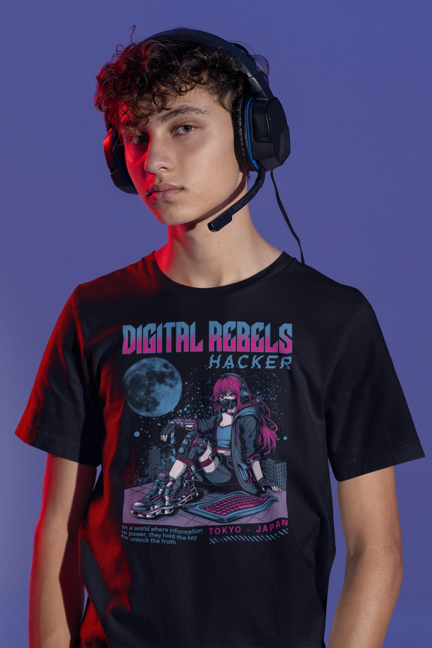 Digital Rebels – Hacker | Cyberpunk Anime T-Shirt für Gamer, Tech-Nerds & Streetwear-Fans – schwarz T-Shirt als maennlich-Mockup, modernes Gaming-Design und hochwertiges Produktfoto.