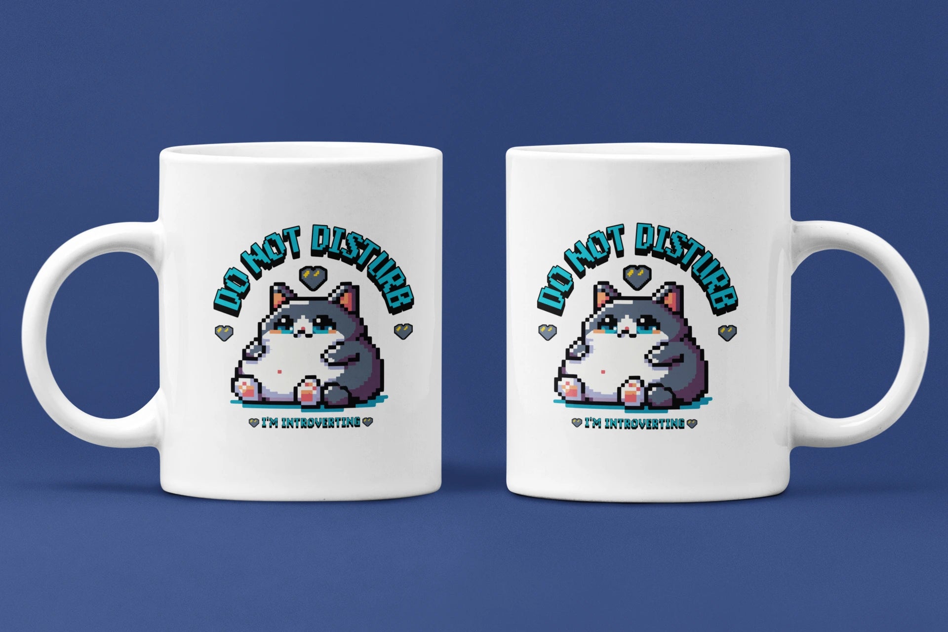 Do Not Disturb – I'm Introverting – Keramiktasse (325 ml) – 325 ml Keramiktasse als Doppel-Mockup, hochwertiges Gaming- & Nerd-Design Produktfoto.