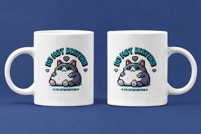 Do Not Disturb – I'm Introverting – Keramiktasse (325 ml) – 325 ml Keramiktasse als Doppel-Mockup, hochwertiges Gaming- & Nerd-Design Produktfoto.