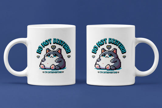 Do Not Disturb – I'm Introverting – Keramiktasse (325 ml) – 325 ml Keramiktasse als Doppel-Mockup, hochwertiges Gaming- & Nerd-Design Produktfoto.
