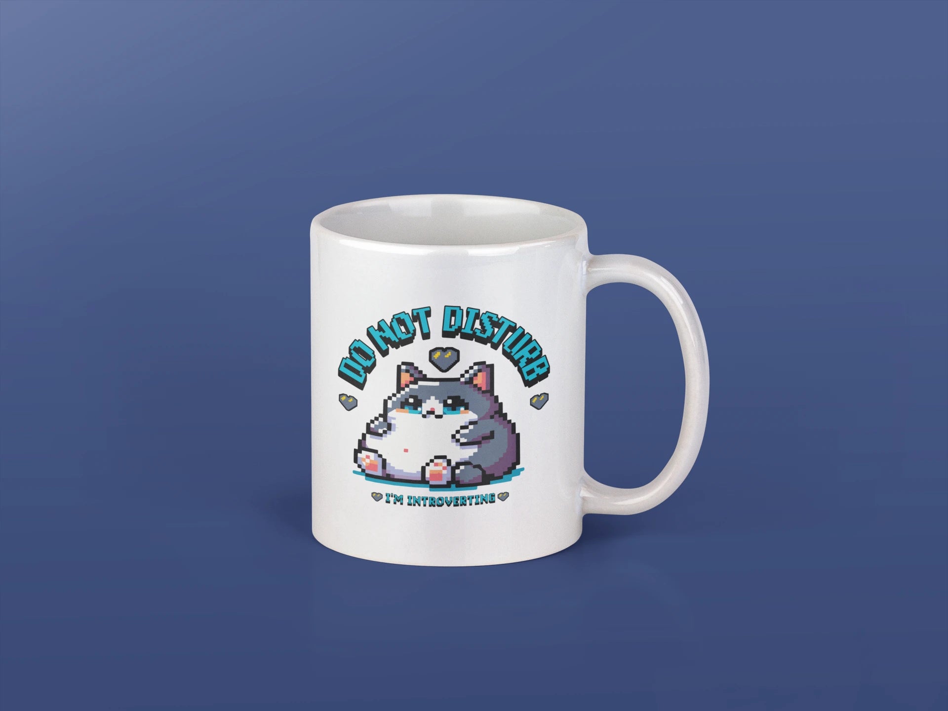 Do Not Disturb – I'm Introverting – Keramiktasse (325 ml) – 325 ml Keramiktasse als Flatlay Mockup, hochwertiges Gaming- & Nerd-Design Produktfoto.