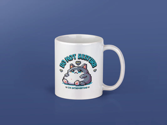 Do Not Disturb – I'm Introverting – Keramiktasse (325 ml) – 325 ml Keramiktasse als Flatlay Mockup, hochwertiges Gaming- & Nerd-Design Produktfoto.