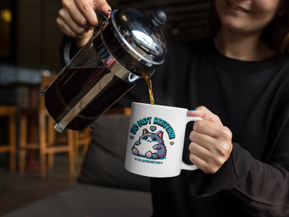 Do Not Disturb – I'm Introverting – Keramiktasse (325 ml) – 325 ml Keramiktasse als Lifestyle Kaffeemoment Mockup, hochwertiges Gaming- & Nerd-Design Produktfoto.