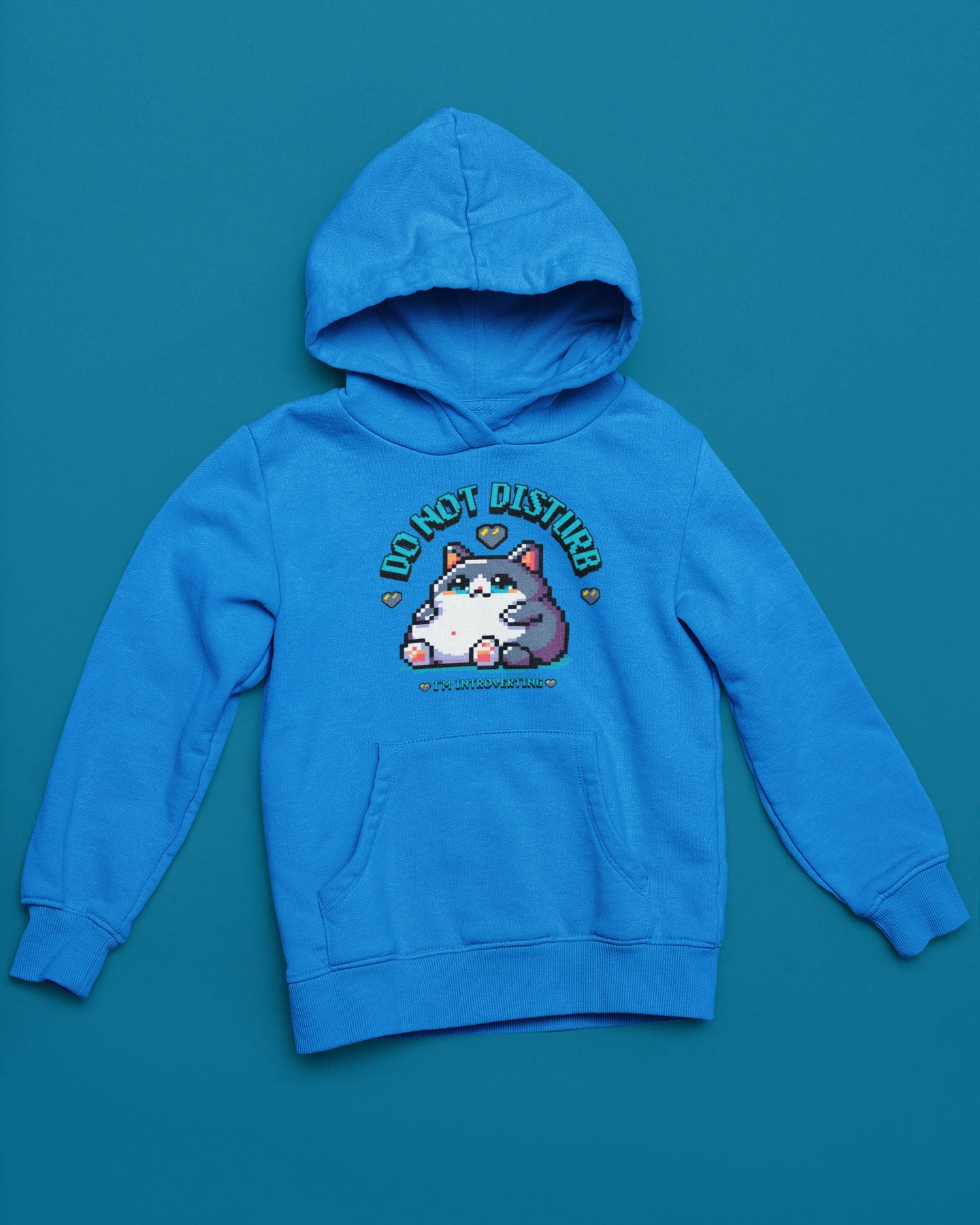 Do Not Disturb – I'm Introverting | Pixel Cat Hoodie – blau Hoodie als flatlay-Mockup, modernes Gaming-Design und hochwertiges Produktfoto.