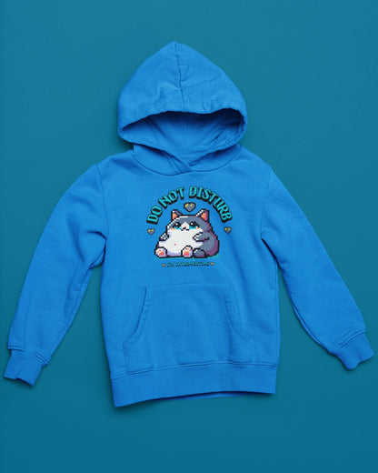 Do Not Disturb – I'm Introverting | Pixel Cat Hoodie – blau Hoodie als flatlay-Mockup, modernes Gaming-Design und hochwertiges Produktfoto.