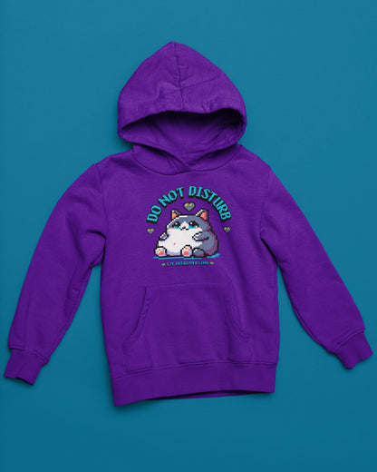 Do Not Disturb – I'm Introverting | Pixel Cat Hoodie – lila Hoodie als flatlay-Mockup, modernes Gaming-Design und hochwertiges Produktfoto.