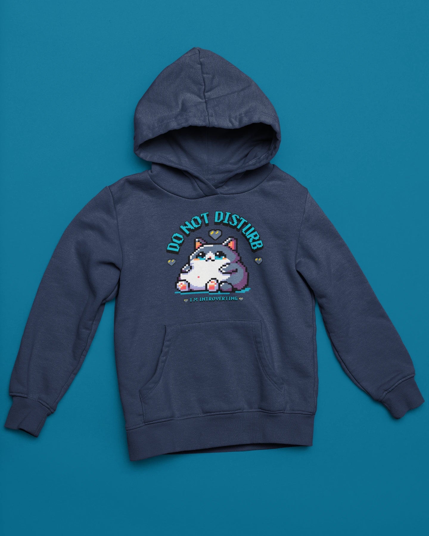 Do Not Disturb – I'm Introverting | Pixel Cat Hoodie – marine Hoodie als flatlay-Mockup, modernes Gaming-Design und hochwertiges Produktfoto.