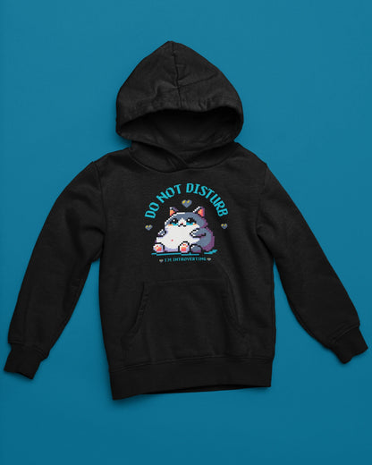 Do Not Disturb – I'm Introverting | Pixel Cat Hoodie – schwarz Hoodie als maennlich-Mockup, modernes Gaming-Design und hochwertiges Produktfoto.