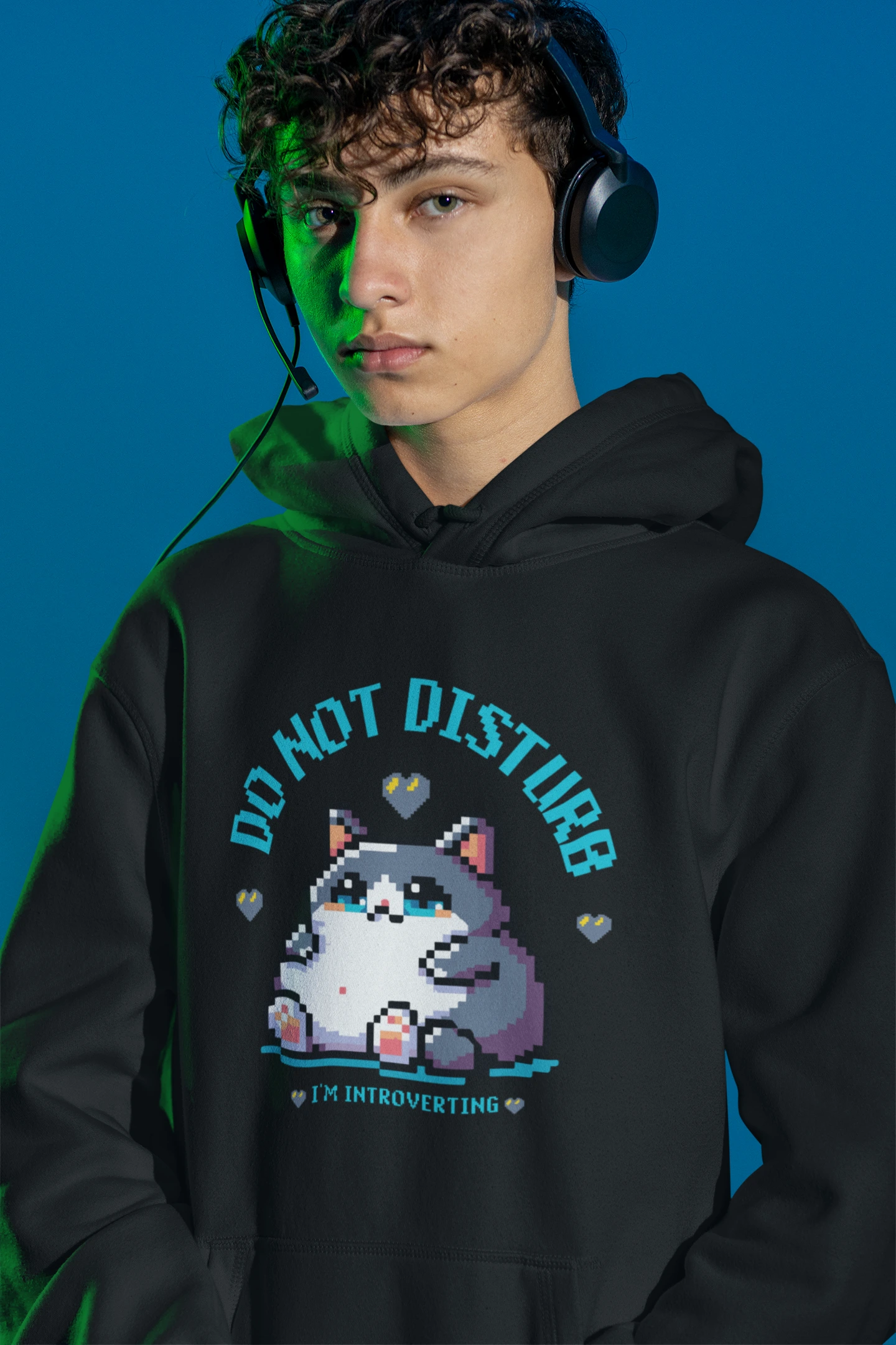 Do Not Disturb – I'm Introverting | Pixel Cat Hoodie – schwarz Hoodie als maennlich-Mockup, modernes Gaming-Design und hochwertiges Produktfoto.