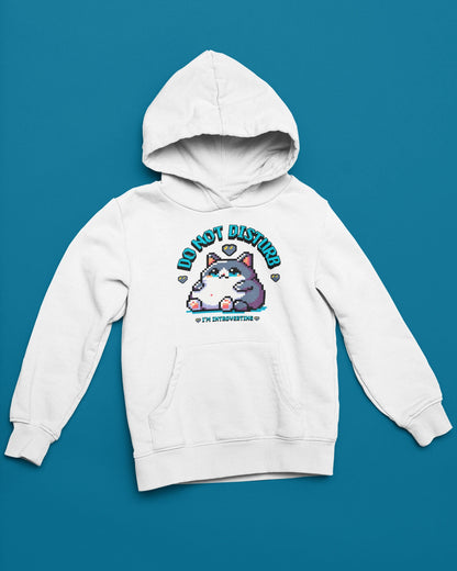 Do Not Disturb – I'm Introverting | Pixel Cat Hoodie – weiss Hoodie als flatlay-Mockup, modernes Gaming-Design und hochwertiges Produktfoto.